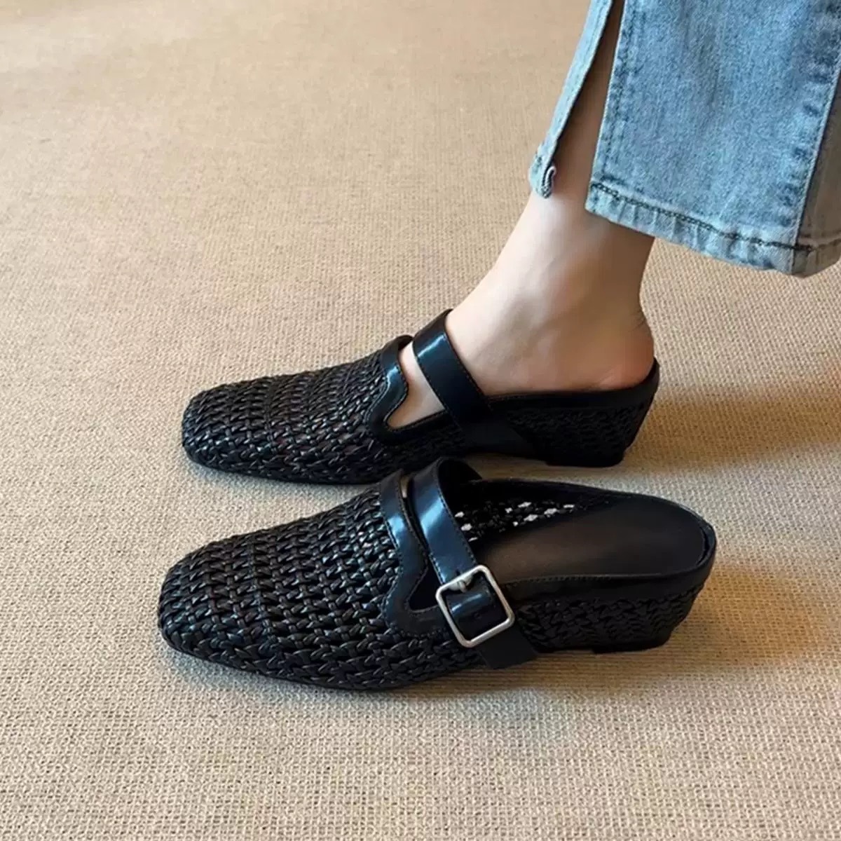 Spring and summer French woven vacation style wedge bag-toe sandals for women wearing belt buckle mules