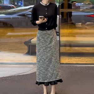 Early autumn outfits a complete set of women's salt-style light-mature black knitted tops spliced skirts and temperament two-piece suit